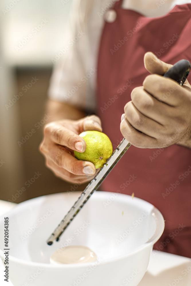 un cuoco grattugia un limone in cucina un cuoco grattugia un limone in cucina