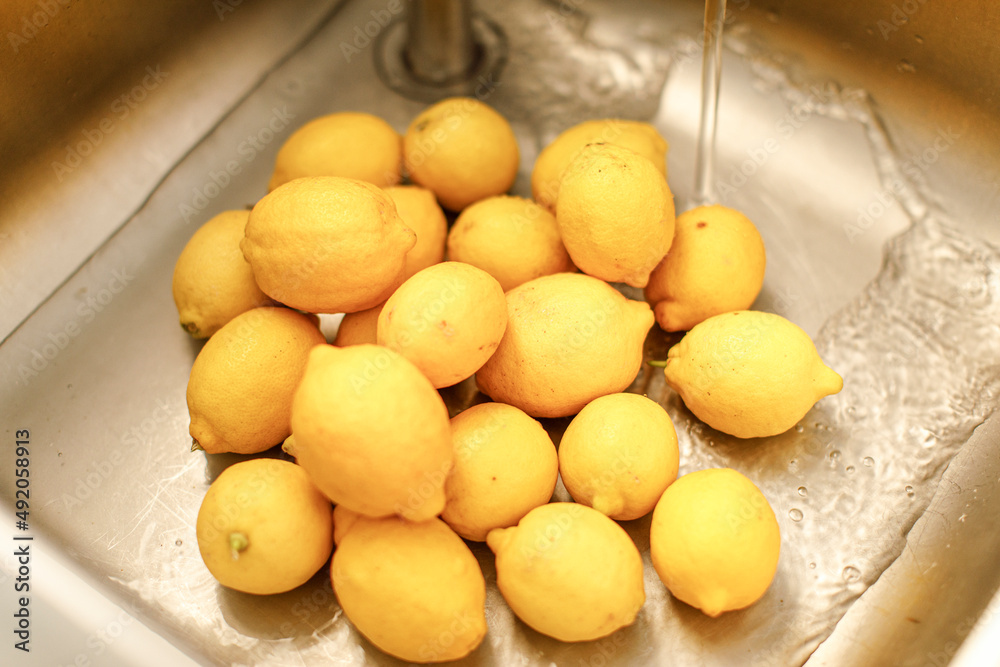limoni lavati in una lavandino limoni lavati in una lavandino