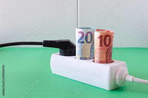 Device for electricity supply with indication of costs in the form of banknotes