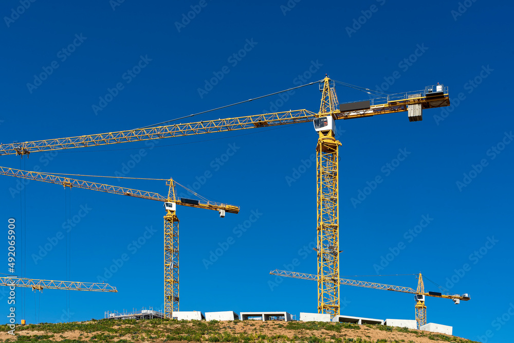 Baukranen vor blauem Himmel Baukranen vor blauem Himmel