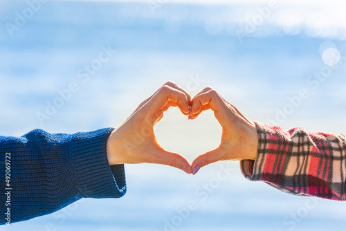 Mann und Frau bilden ein Herz mit den Händen