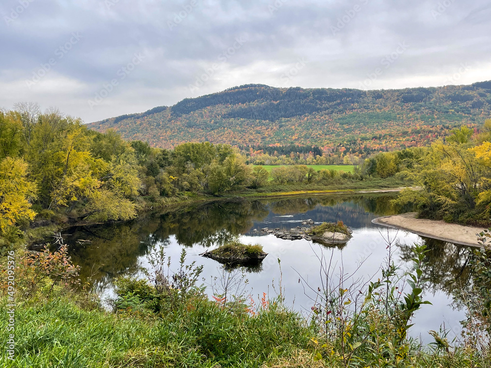 Fototapeta premium lake and mountains - landscapes in Vermont
