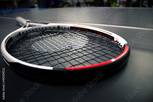raqueta blanca en fondo negro y malla  © anderson