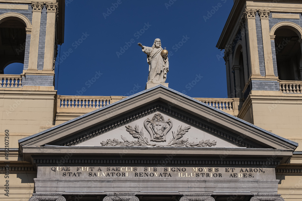 Fototapeta premium Moses and Aaron Church (Mozes en Aaronkerk) at Waterlooplein neighborhood is officially Roman Catholic Church of St. Anthony of Padua (Sint-Anthoniuskerk, 1841). Amsterdam, The Netherlands.