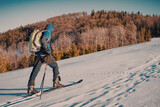Narty skitourowe w górach, pieszo zimą po górach, zima w górach na skiturach