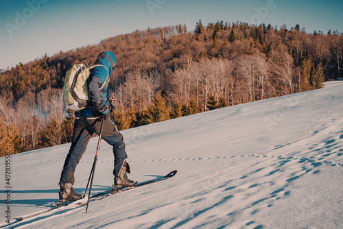 Narty skitourowe w górach, pieszo zimą po górach, zima w górach na skiturach