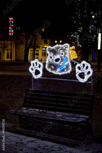 ozdoba panda na ławce w Suwałkach w zimę 