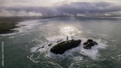Fotografie Cornish Lighthouse island surrounded by choppy seas