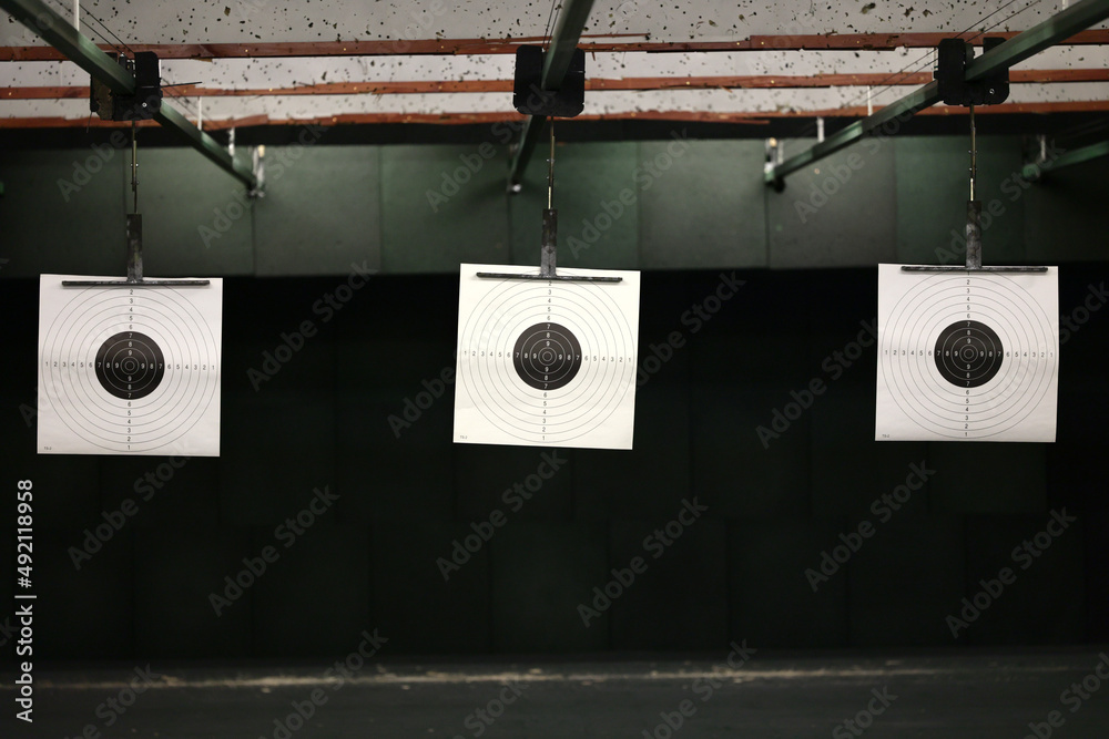 Strzelnica sportowa z tarczami przygotowana do strzelania z broni sportowej na zawodach z pistoletu.  - obrazy, fototapety, plakaty 
