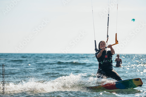 Woman kitesurfing on the ocean waters © Zamrznuti tonovi