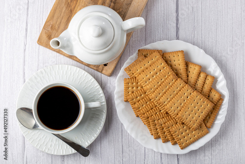Cuadro en lienzo Plate with cornstarch biscuit on the table.
