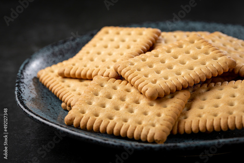 Billede på lærred Plate with cornstarch biscuit on the table.