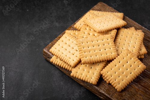 Tableau sur toile Plate with cornstarch biscuit on the table.