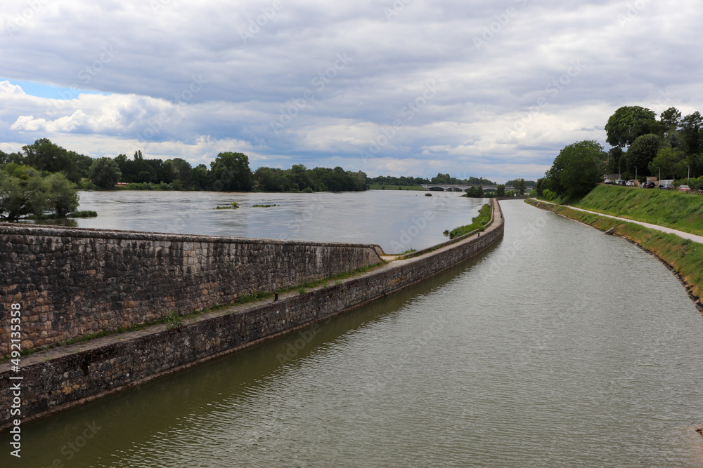 Fototapeta premium Centre - Loiret - Saint-Jean de Braye - La Loire et le canal d'orléans