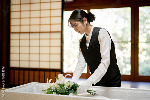 納棺をする葬儀スタッフ（納棺師・女性）
