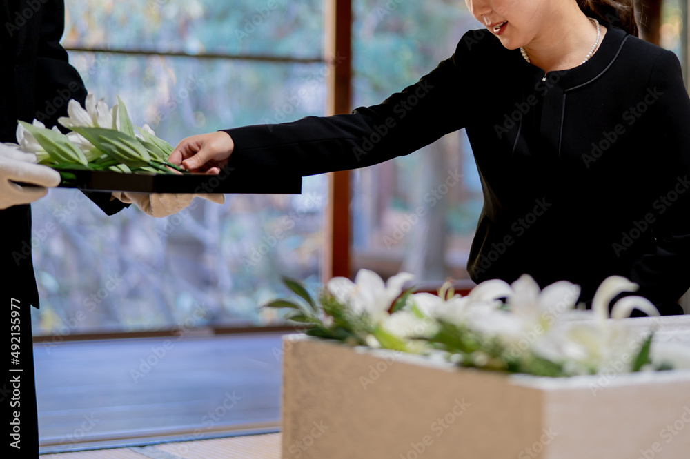 納棺 花入れの儀 女性 Fotografiya Stock Adobe Stock