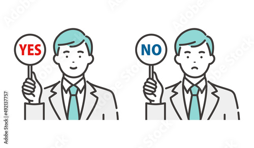 回答札を持つ若いビジネスマン　YES or NO