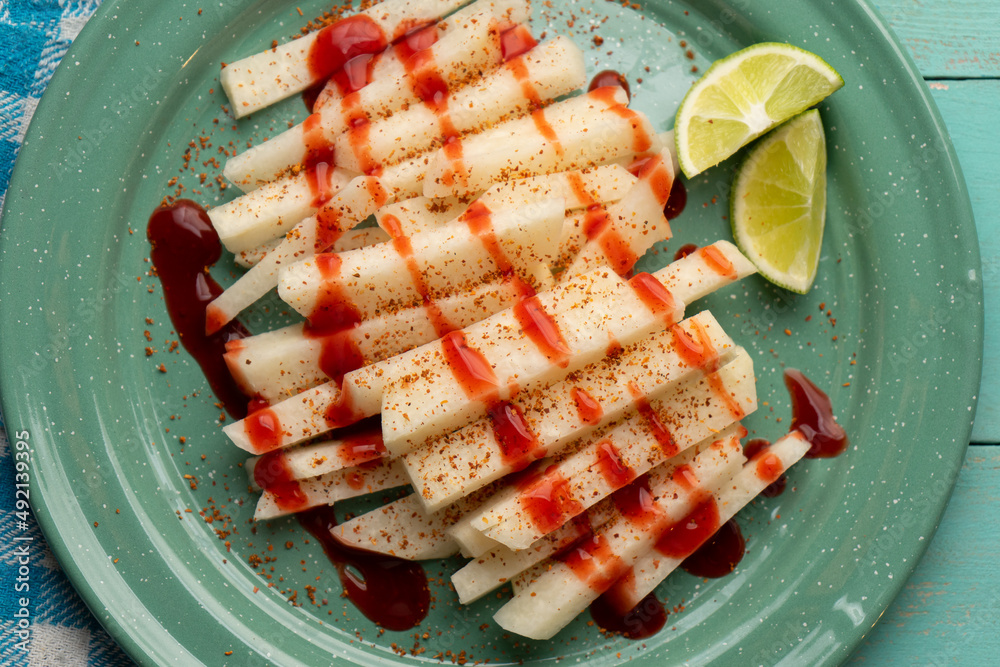 Fotografia do Stock Mexican yam bean also called Jicama with chili