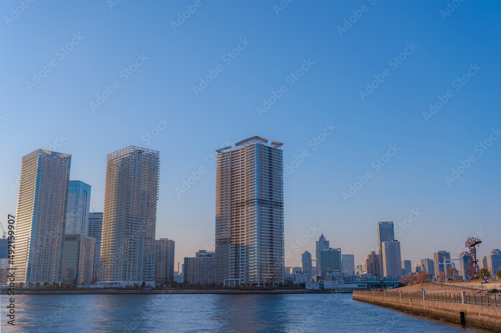 東京都江東区豊洲の夕方の都市景観