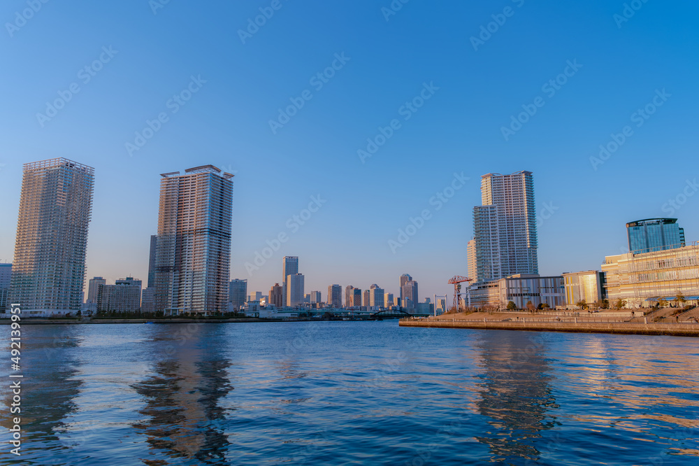 Naklejka premium 東京都江東区豊洲の夕方の都市景観
