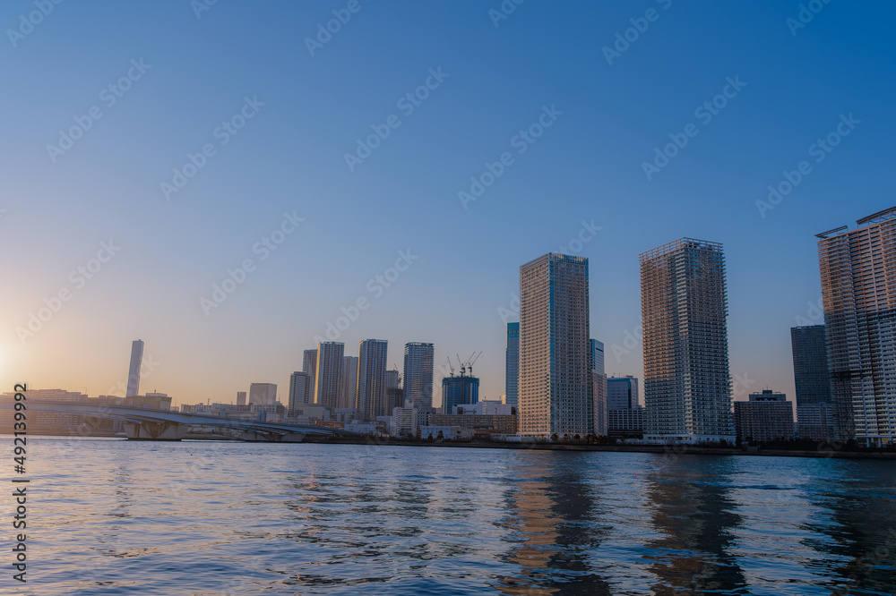 東京都江東区豊洲の夕方の都市景観