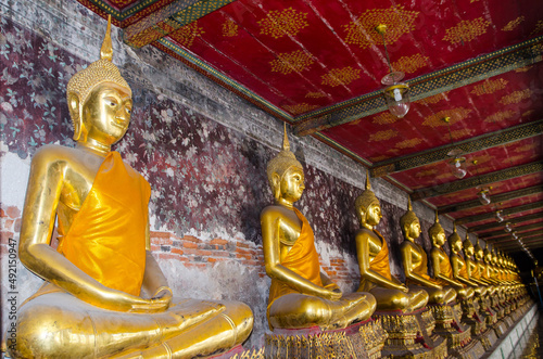 Canvas Print A row of Ancient Gold buddha statue at Wat Suthat temple.