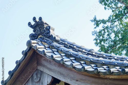 家の家紋に相当する屋根の鬼瓦 photo