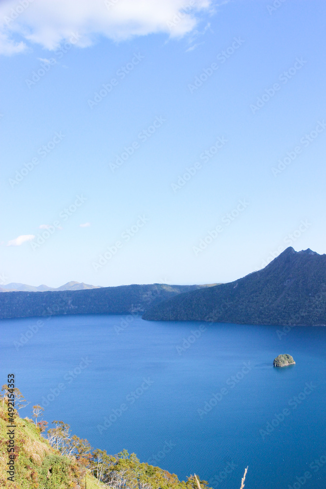 Fototapeta premium 青く神秘的な湖 摩周湖 