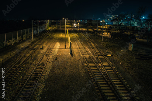 tory kolejowe w nocy widziane z góry