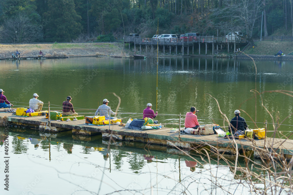 湖でヘラブナ釣りをする人たち