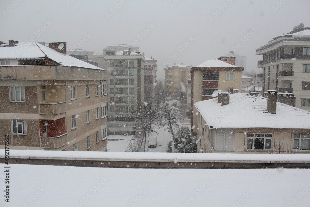 Obraz premium Aybar snowstorm continues in Istanbul, all living things are affected by this situation