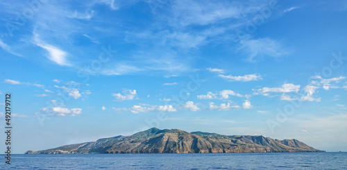 Liparische Inseln - Ausblick vom Meer auf die Westküste von Lipari
 photo