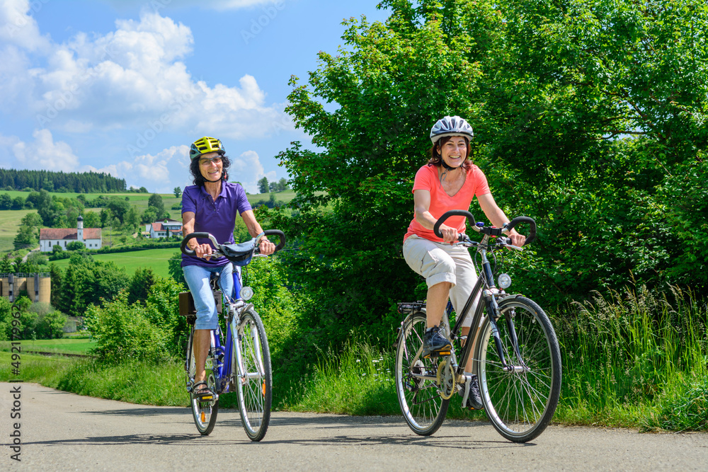 Zwei Frauen bei einer Radtour an einem sonnigen Sommertag Zwei Frauen bei einer Radtour an einem sonnigen Sommertag