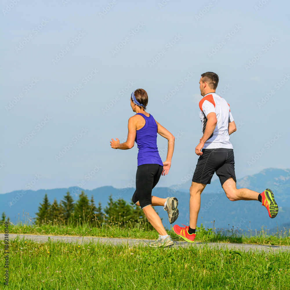 Junge leute joggen gemeinsam in sommerlicher Natur
Junge leute joggen gemeinsam in sommerlicher Natur