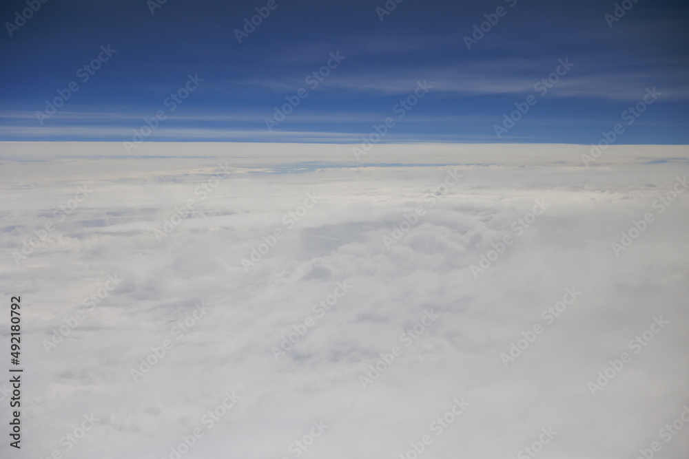 飛行機から見る雲の上の世界