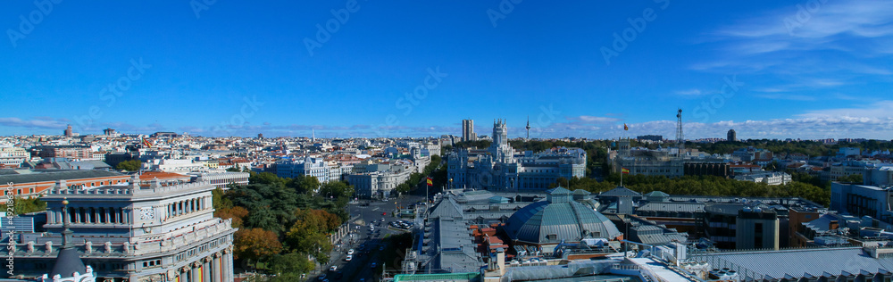 Obraz premium Vista panorámica de la ciudad de Madrid desde la terraza bar del Círculo de Bellas Artes. Vista de edificios emblemáticos como el palacio de Cibeles, el edificio Colón y el Pirulí. España.