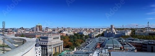 Vista panorámica de la ciudad de Madrid desde la terraza bar del Círculo de Bellas Artes. Vista de edificios emblemáticos como el palacio de Cibeles, el edificio Colón y el Pirulí. España.