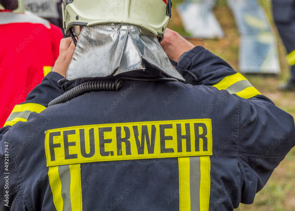 Feuerwehrmann mit Berufsbekleidung aus Deutschland Feuerwehrmann mit Berufsbekleidung aus Deutschland
