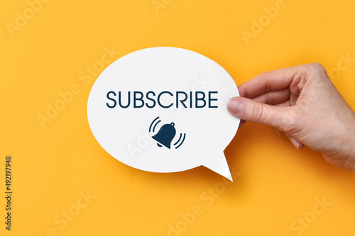 Foto Conversational cloud is a bell icon with the inscription subscribe in it