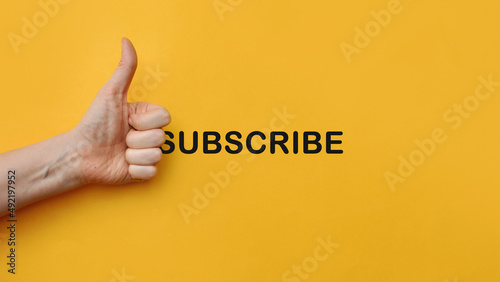 Foto The hand shows a thumbs up and the inscription: subscribe