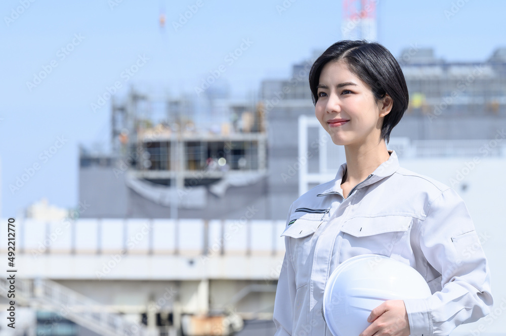 作業着姿で微笑む日本人女性