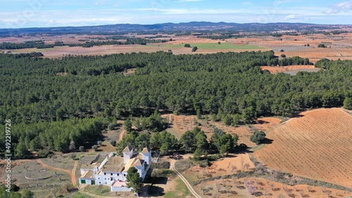 survol d'un domaine agricole dans la province viticole de Utiel-Requena près de Valencia en Espagne photo