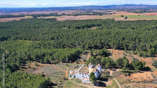 survol d'un domaine agricole dans la province viticole de Utiel-Requena près de Valencia en Espagne photo