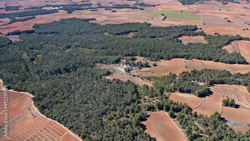 survol d'un domaine agricole dans la province viticole de Utiel-Requena près de Valencia en Espagne photo