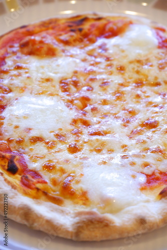 モッツァレラチーズがたっぷり入ったマルゲリータピザ