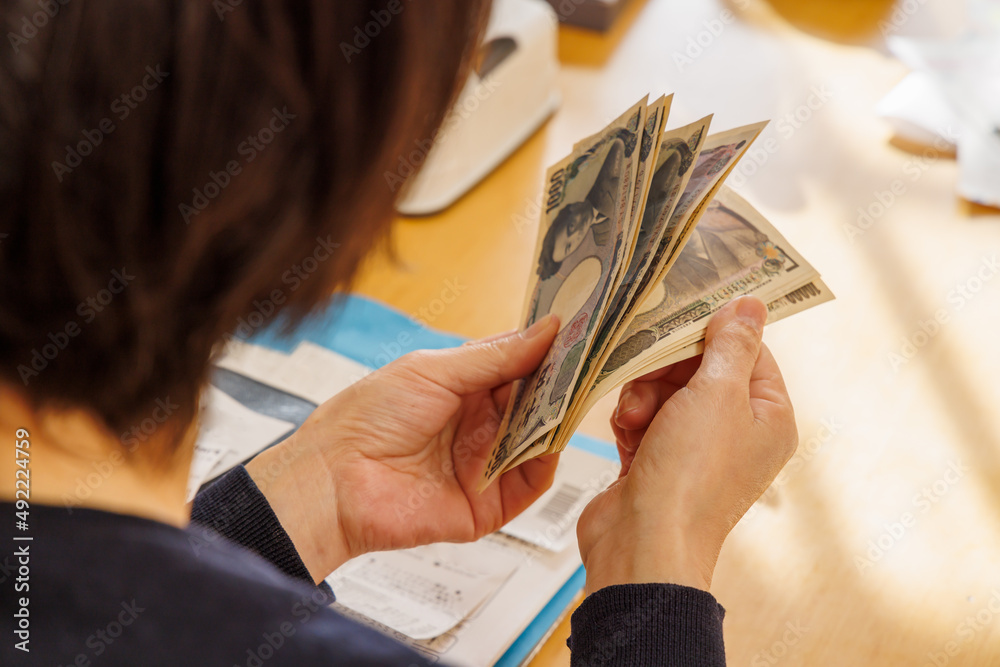 家計のやりくりの為 お金を数える女性 Stock Photo Adobe Stock