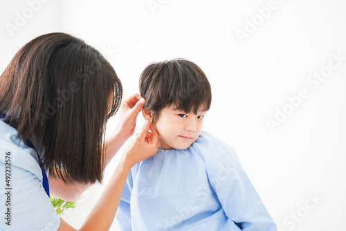 耳の診察を受ける男の子