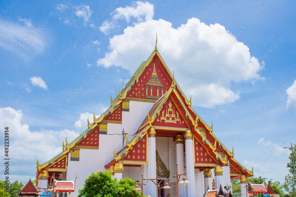 Obraz premium Temple roof with blue sky in Thailand.