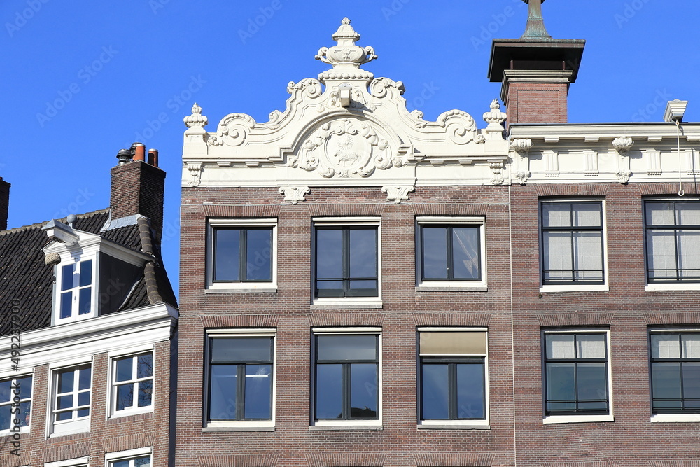 Obraz premium Amsterdam Keizersgracht Canal Building Facade with Sculpted Roof Detail, Netherlands