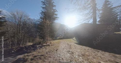 Drone FPV qui filme des personnes mangeant à côté d'un chalet dans les montages des Alpes Française